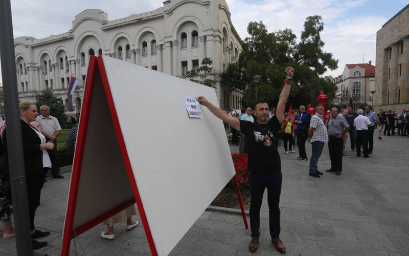 Na skupu SNSD-a Dragičević od Dodika tražio odgovor na pitanje „Ko je ubio Davida?“ /VIDEO/