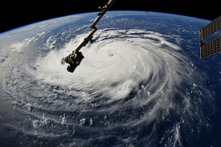 Uragan Florens prijeti istoku SAD-a, vjetrovi do 300 km/h
