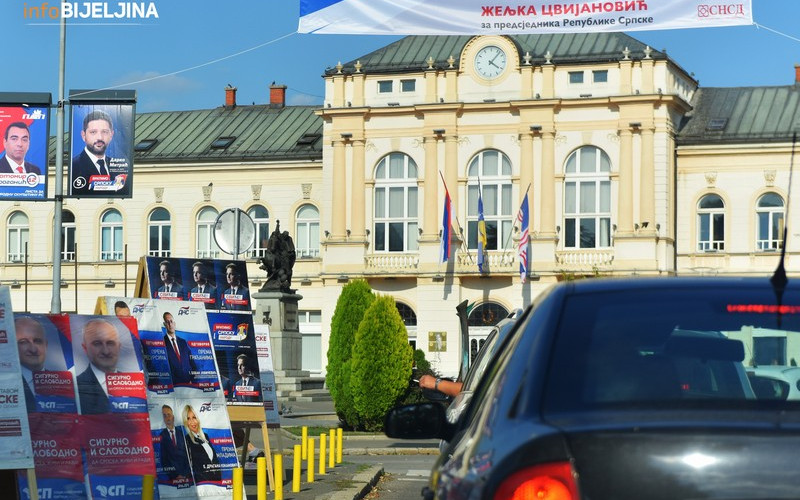 Građanima dosadila bitka za glasove: Plakati na sve strane, a fabrika i škola nigdje