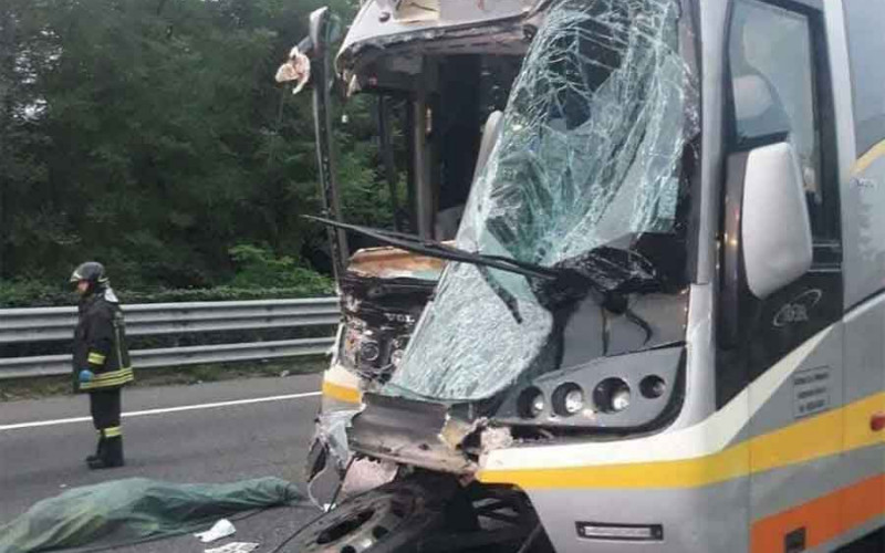 Stravična nesreća u Italiji - Autobus iz BiH zabio se u kamion