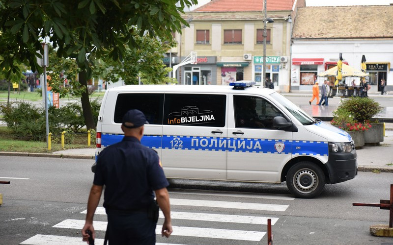 Lukač hitno naručio 15 policijskih kombija i 20 limuzina