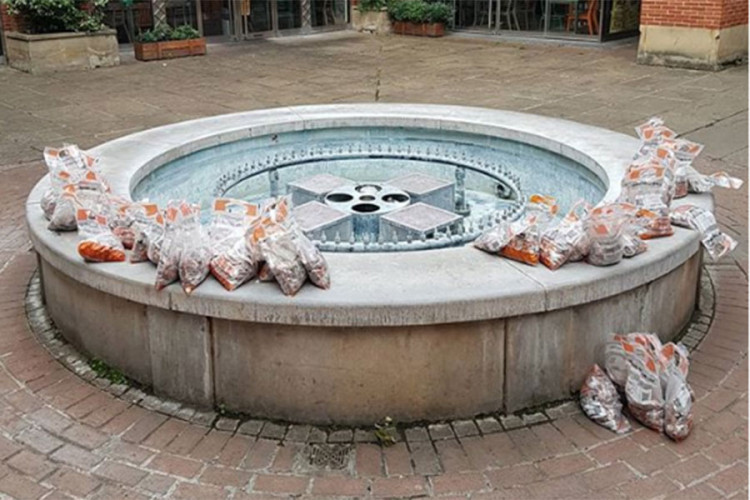 Ubacila 356 kg novčića u napuštenu fontanu da vidi reakcije ljudi