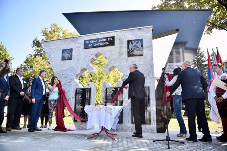 Otkriven spomenik s imenima 102 poginula borca