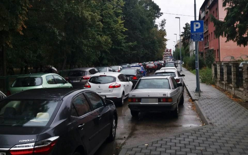 Bijeljina: Velike gužve u saobraćaju, najveći kolaps pored gradskog parka /FOTO/