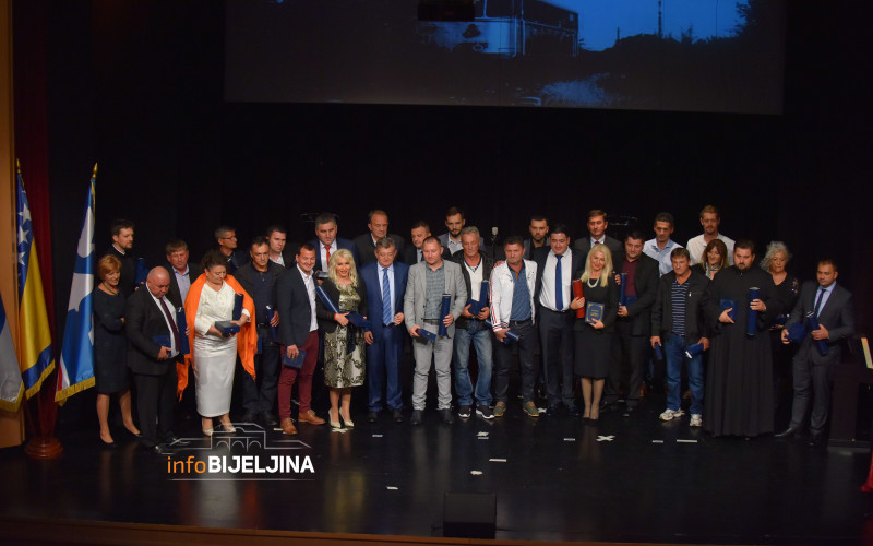 Dodijeljena priznanja za najzaslužnije građane Bijeljine /FOTO/