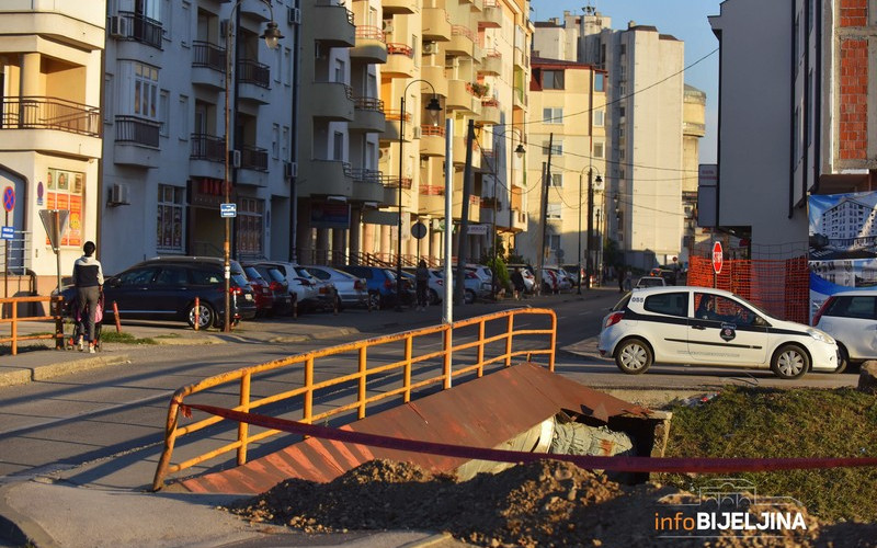 Počelo postavljanje semafora na jednoj od najkritičnijih raskrsnica u gradu /FOTO/