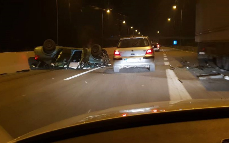 Težak udes na autoputu, auto završio na krovu