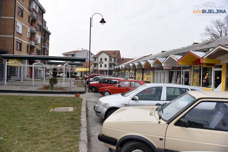 U Bijeljini parking mjesta i na trotoarima, javna garaža neće biti uskoro izgrađena