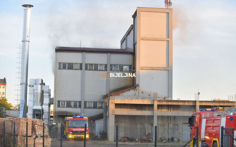 Kulja dim iz bijeljinske Toplane, vatrogasne ekipe na terenu /FOTO/