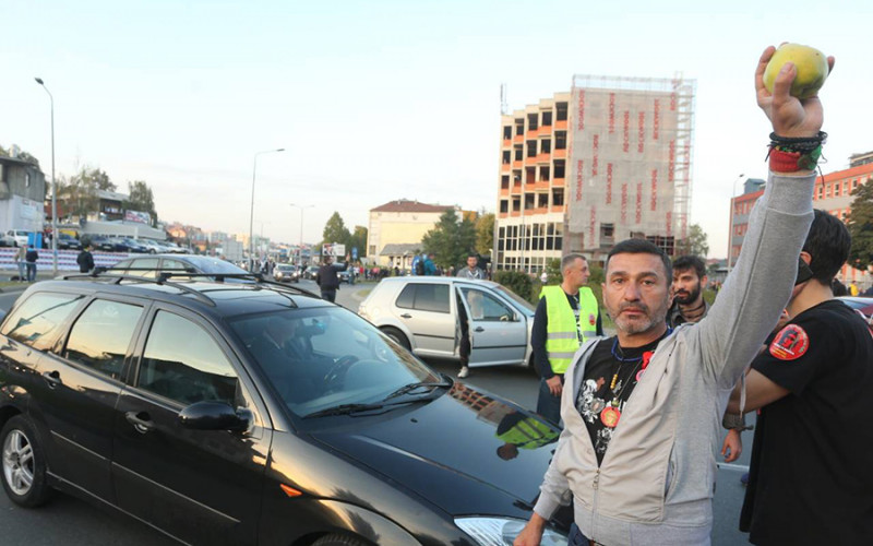 Davor Dragičević izašao je na ulicu u centru Banjaluke i blokirao saobraćaj