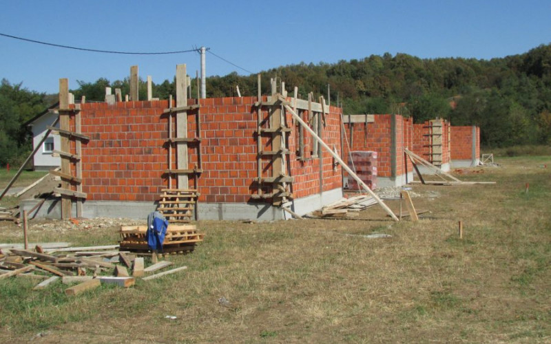 Nastavlja se sanacija od poplava u Loparama: Šest porodica dobija kuće do zime