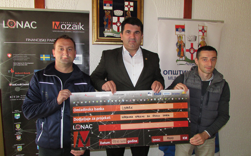 Lopare: Uručen ček od 2.300 KM za omladinsku banku