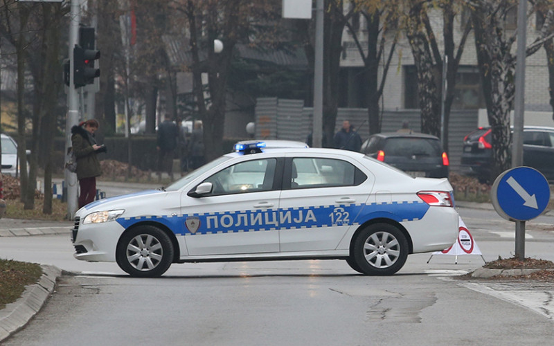 Policajci zaustavili BMW, pa od vozača dobili batina