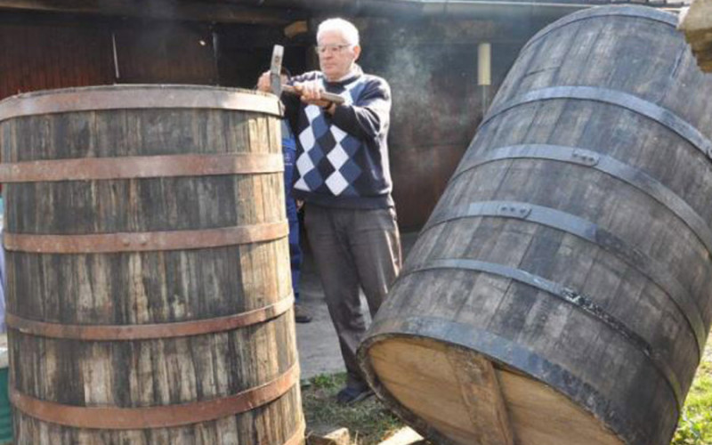 Sreten iz Ugljevika više od dvije decenije se bavi kačarskim zanatom