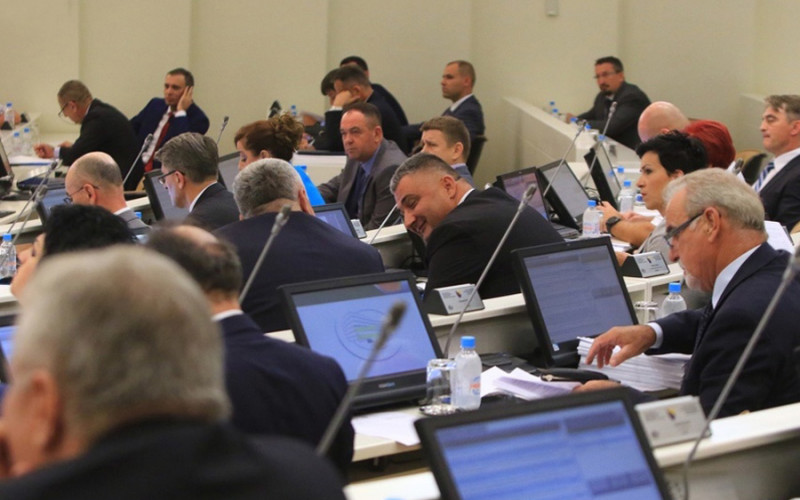 Poslanici mjesecima ne zasjedaju, a hiljade maraka im liježu na račun