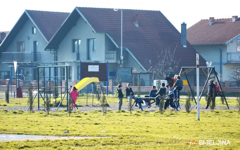 U banjalučkim naseljima nepoznate osobe mamile djecu u kombi