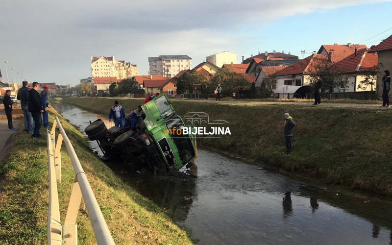 Kamionom sletio u kanal Dašnica /FOTO/