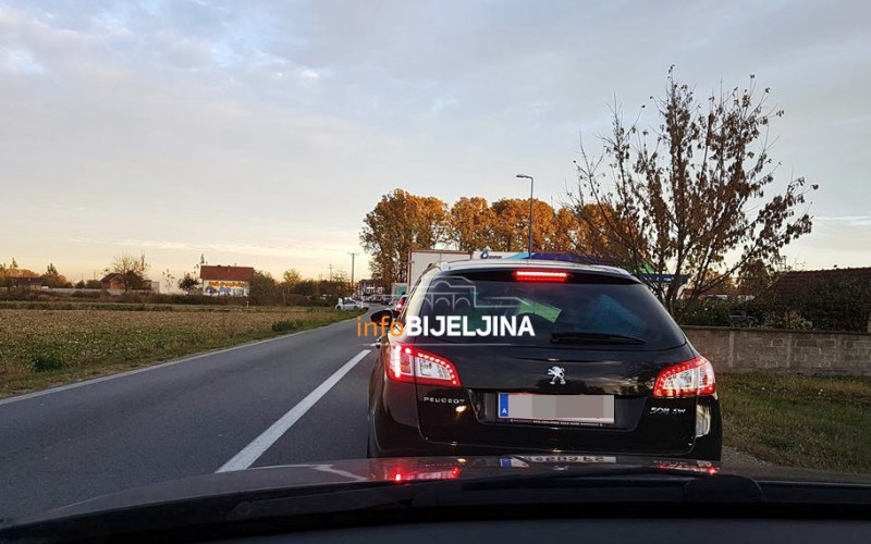 KOLAPS U SAOBRAĆAJU Zbog kvara na kamionu kilometarske kolone na putu Bijeljina - Brčko