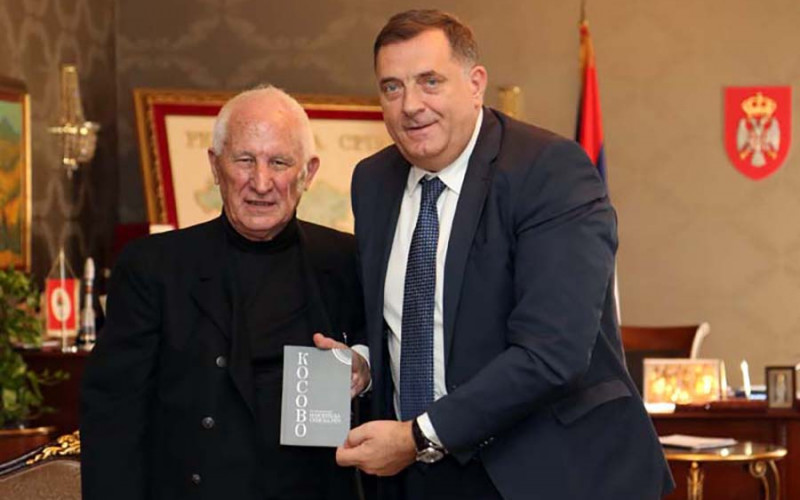 Bećković poklonio Dodiku knjigu s posvetom