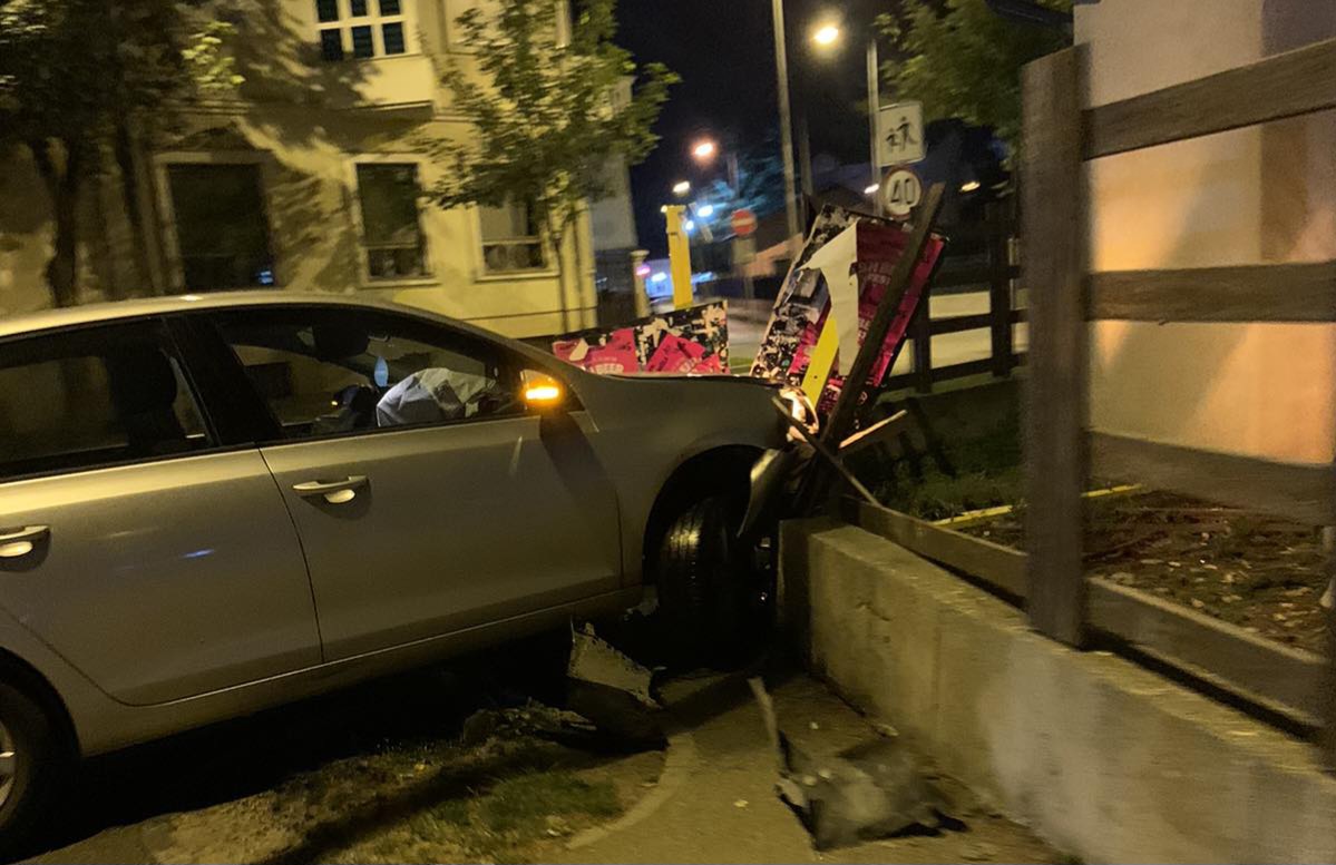 Bijeljina: Pijan vozilom umalo udario u zgradu Policijske stanice