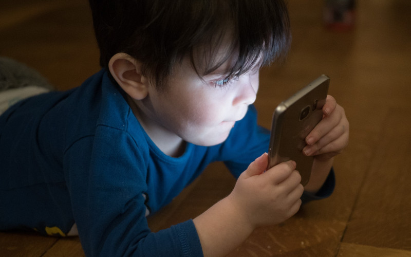 Zašto mobilni ne smijete dati maloj djeci