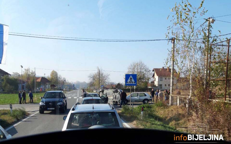 Ugljevik: Lančani sudar tri automobila, jedan završio na krovu