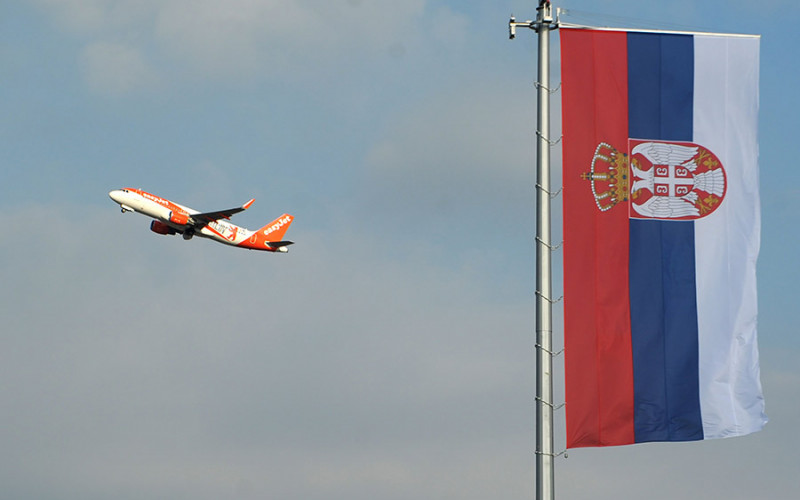 Na beogradskom aerodromu podignuta najveća zastava Srbije