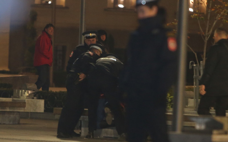 Ispred Palate predsjednika RS uhapšena maloljetnica koja je imala nož u ruci