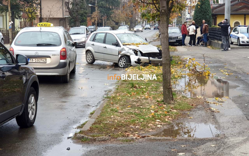 Sudar dva automobila u Račanskoj ulici /FOTO/