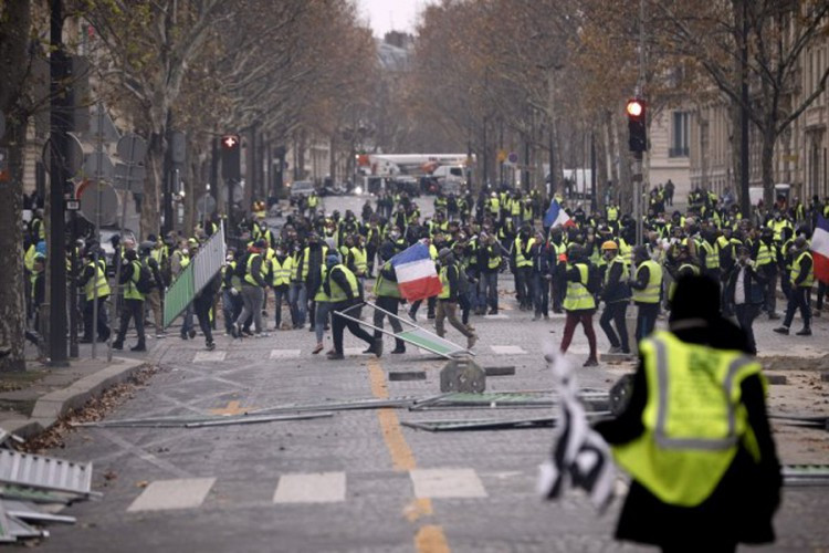 Novi sukobi u Parizu, policija ispalila suzavac na demonstrante