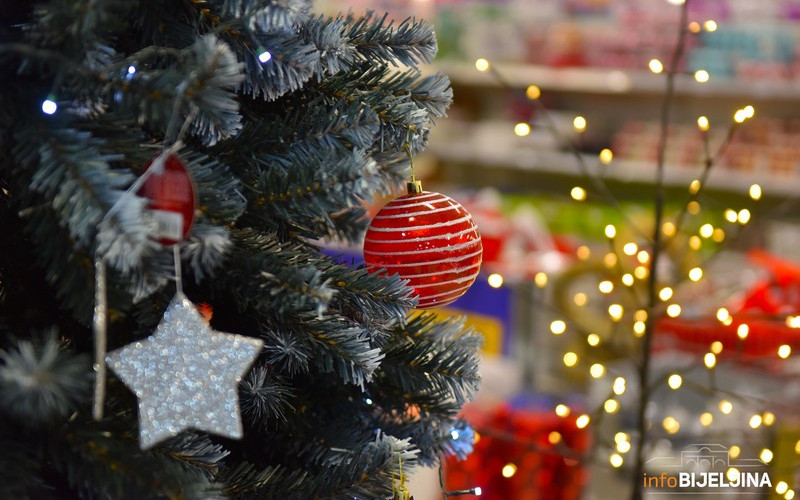 Bijeljina: Počela prodaja novogodišnjih ukrasa, obišli smo tržne centre i pogledali asortiman /FOTO/