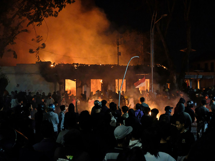 Demonstranti zapalili lokalni parlament, najmanje troje mrtvih