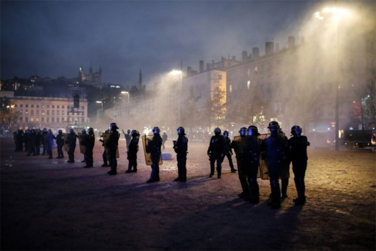 Francuska policija cijelu noć u pripravnosti, demonstranti se povlače