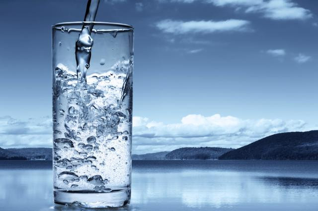 Strana voda prelijeva domaće čaše