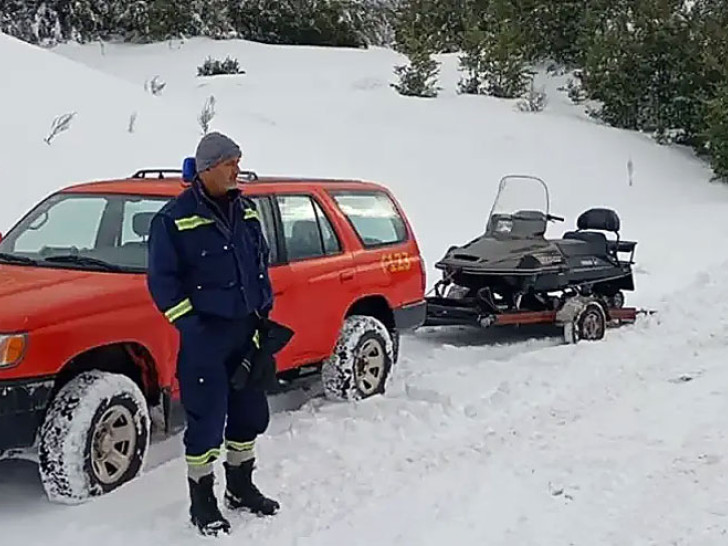 Spasioci iz Mojkovca helikopterom dopremili pomoć stočarima odsječenim snijegom
