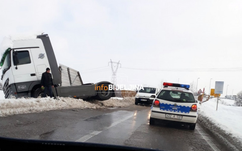 Bijeljina: Kamion sletio sa puta