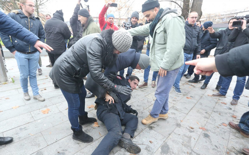Povrijeđen policajac u sukobu sa građanima na Trgu Krajine