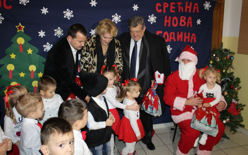 Novogodišnji pokloni za djecu iz „Pačije škole“ u Novoj Janji