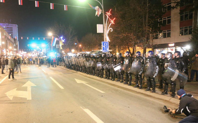 Banjalučani ne odustaju: Okupili se ispred Hrama Hrista spasitelja, ponovo stigla i policija