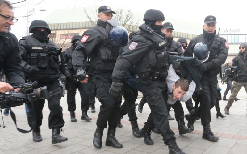 Novinar sa potresne fotografije tvrdi da su ga nakon privođenja udarali