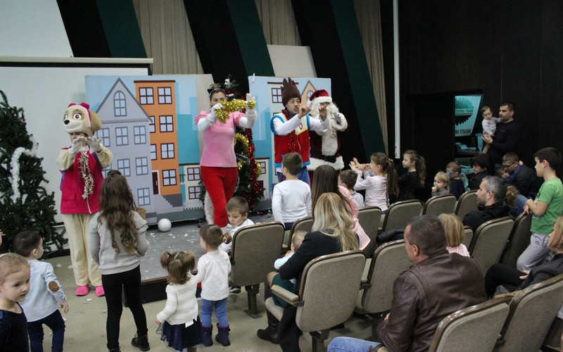 Prazničnim paketićima obradovali 480 mališana