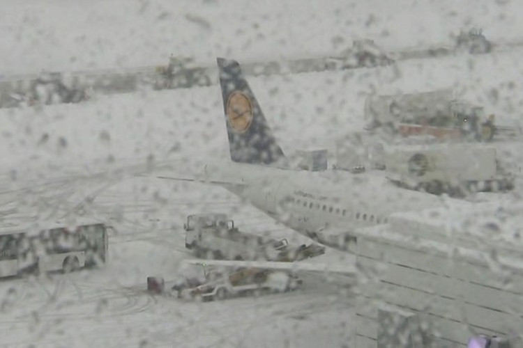 Snijeg izazvao haos u Njemačkoj i Austriji, otkazane stotine letova