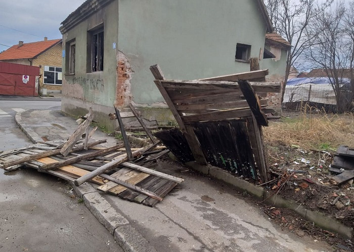 Bijeljina: Pala ograda na trotoar i ugrozila bezbjednost prolaznika