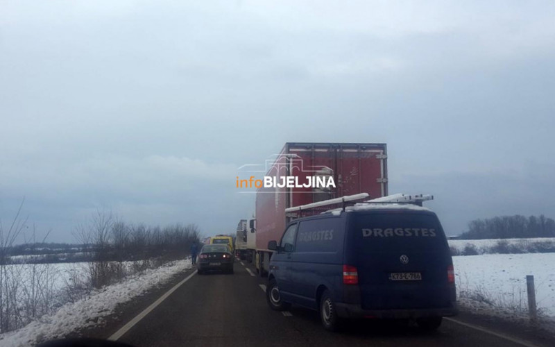 Zbog udesa obustavljen saobraćaj na putu Bijeljina - Brčko /FOTO/