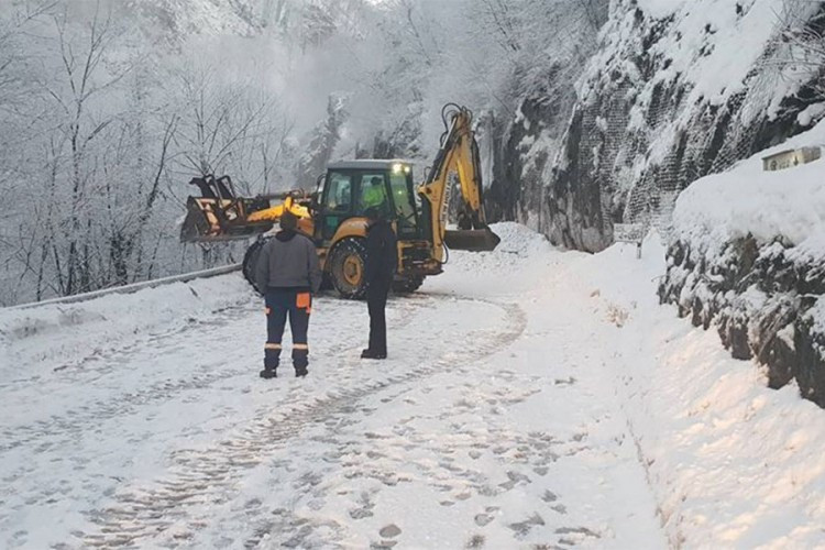 Obustavljen saobraćaj na putu Kladanj-Olovo zbog lavine