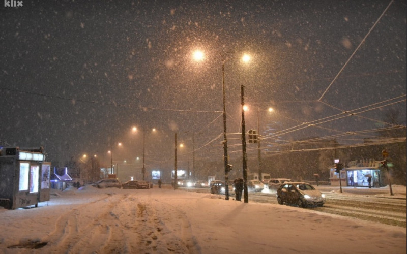 Intenzivne snježne padavine u BiH zadale nove probleme vozačima