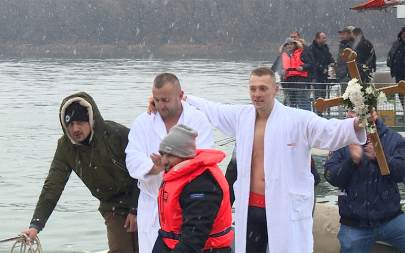Za Časni krst u Brčkom plivalo 60 takmičara, među njima i dvije djevojke iz Bijeljine