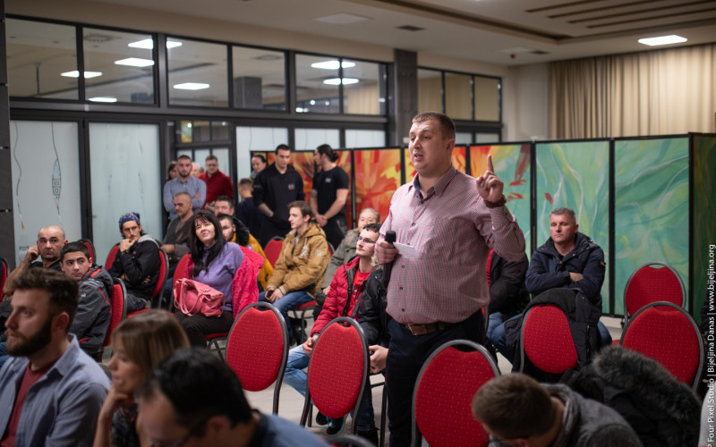 Raspava Pernara i djece poginulih boraca u Bijeljini: 