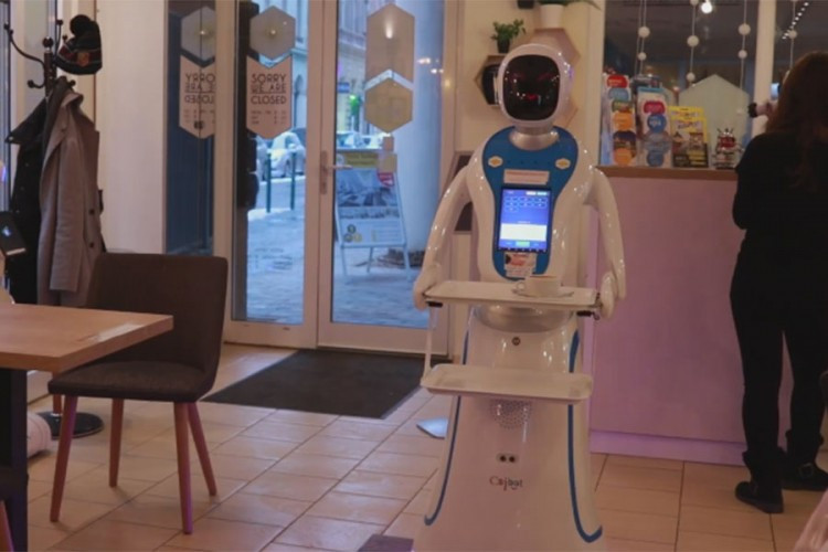 U kafiću u Budimpešti roboti donose kavu i zabavljaju goste
