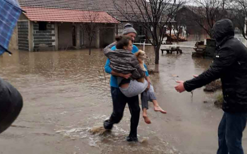 Mještani spasavaju jedni druge: “Sve podsjeća na majske poplave 2014”